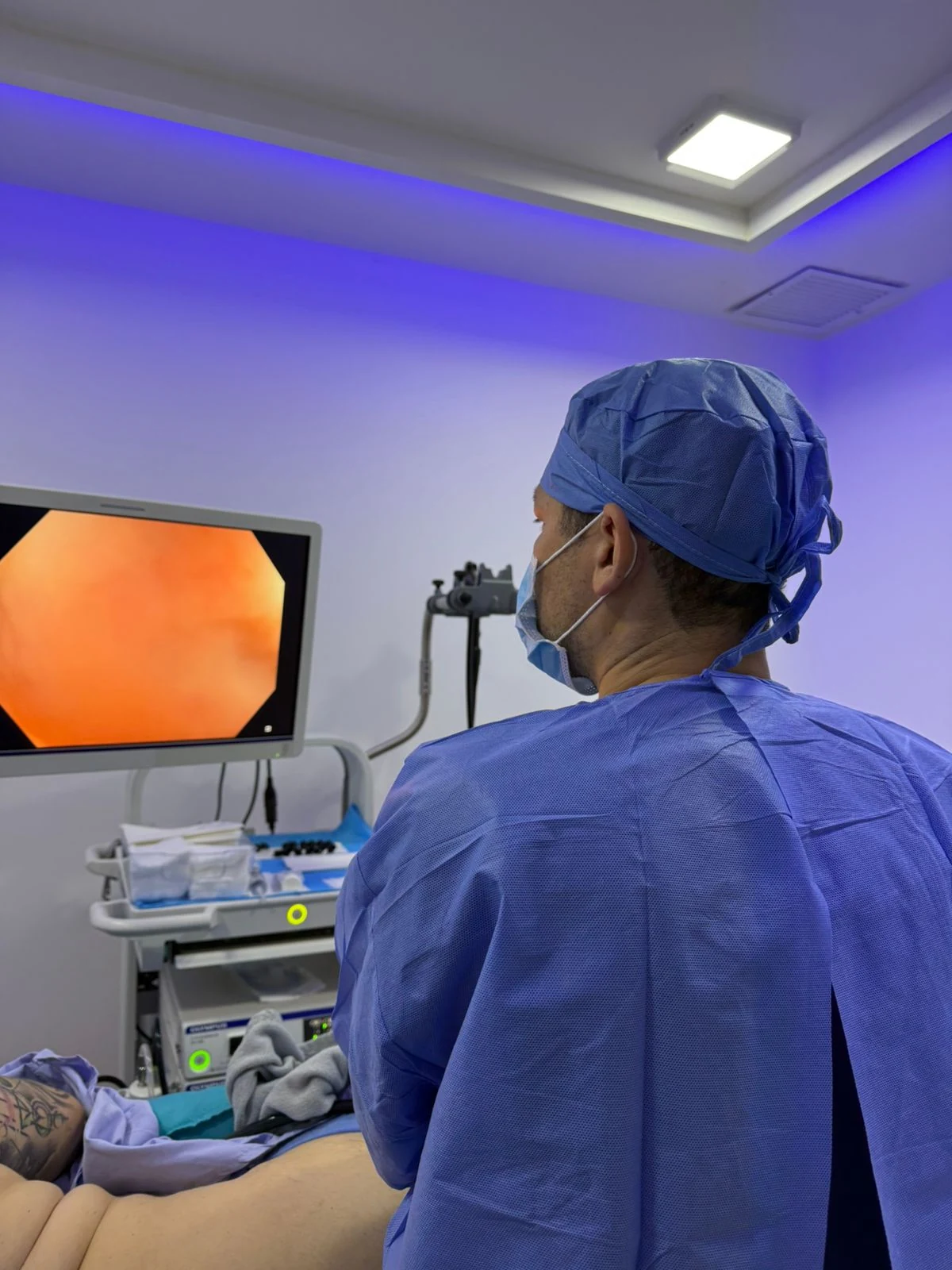 Monitor y equipo endoscópico durante una colonoscopia en Panamá