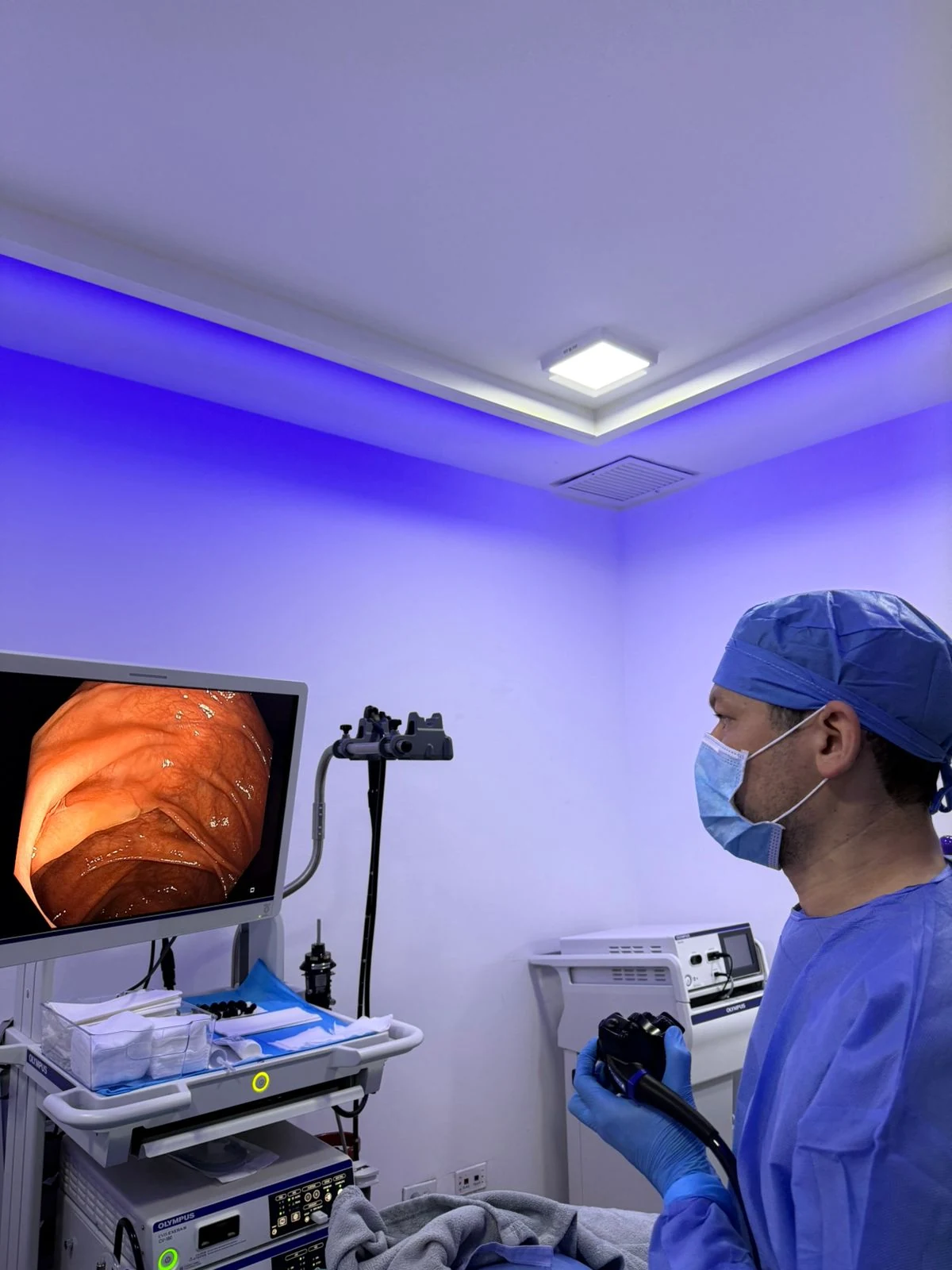 Sala equipada para colonoscopia con Dr. José Luis Ríos en Panamá